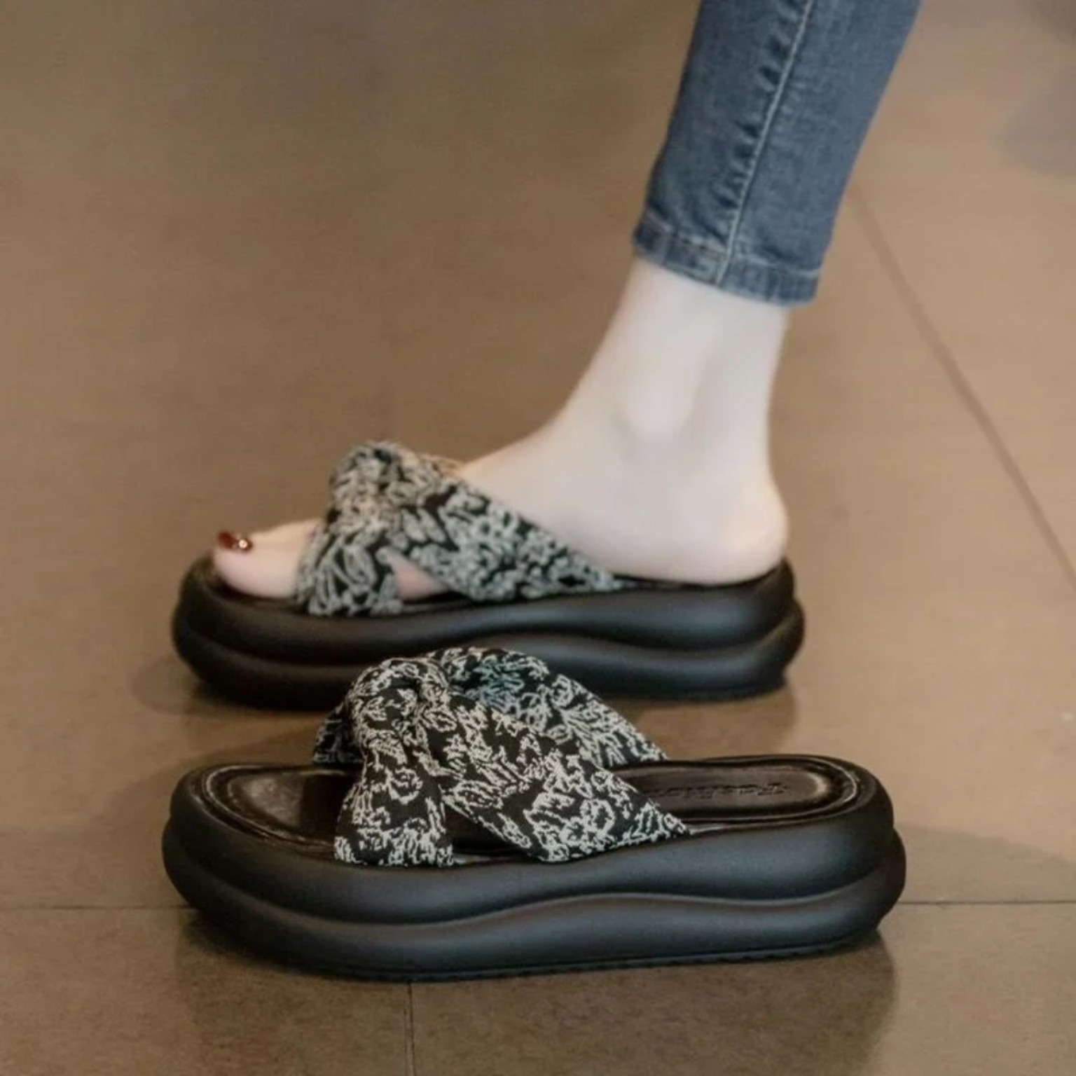 Monochrome Platform Slides